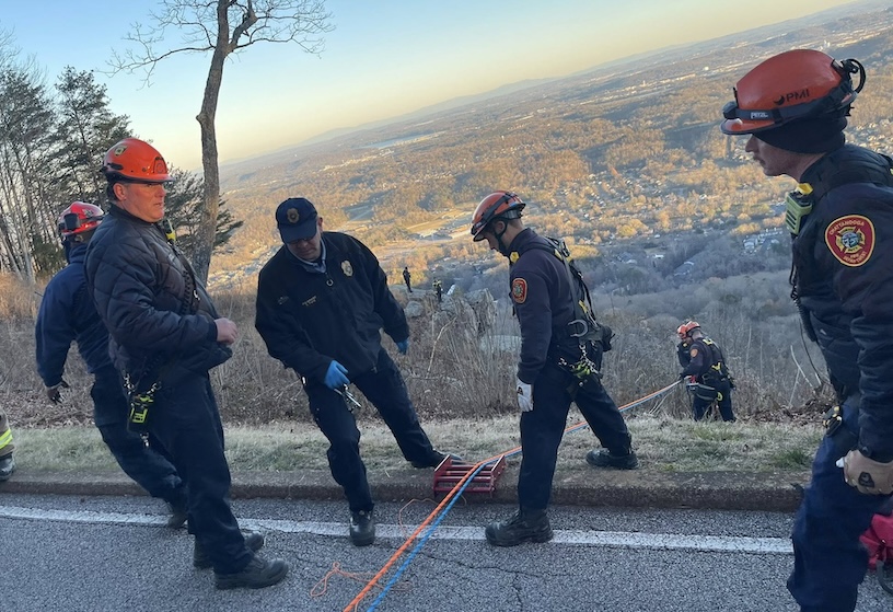 Chattanooga Fire Department assists in complex rope rescue after Signal Mountain crash