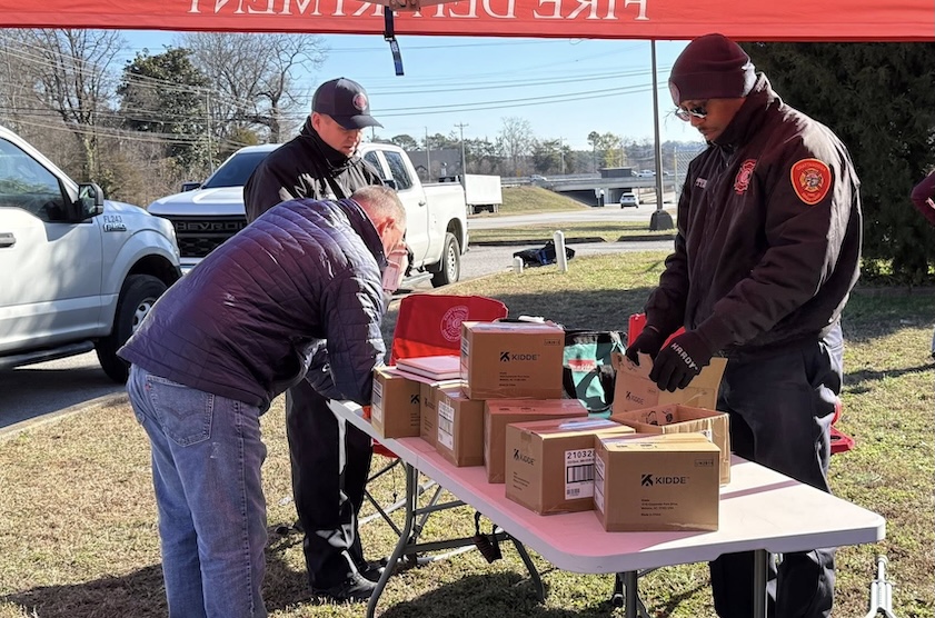 Chattanooga Fire Department installs smoke alarms during community outreach event
