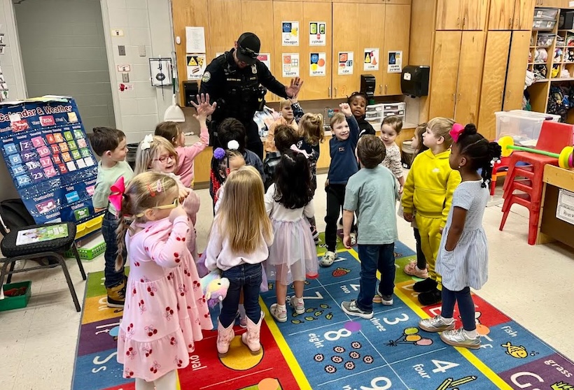 Chattanooga police officer visits Wallace A. Smith Elementary for Literacy Day